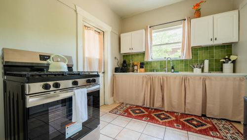 Work Desk- FirePit-Pool-Steps to UofA - Foto 4