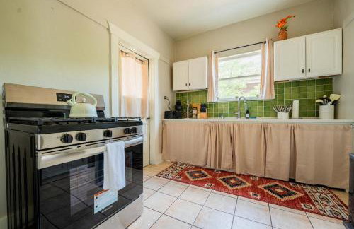 Work Desk- FirePit-Pool-Steps to UofA - Foto 4