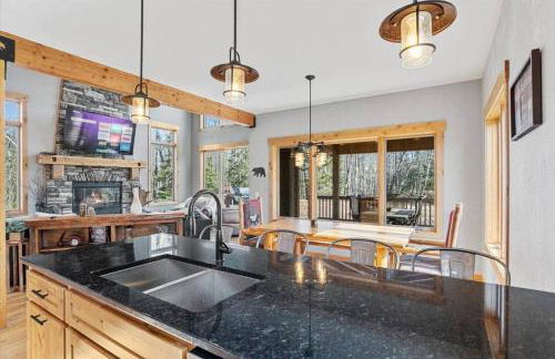 Luxury Lodge on 40 Private Acres • HUMM Sauna • Party Barn • - Foto 19