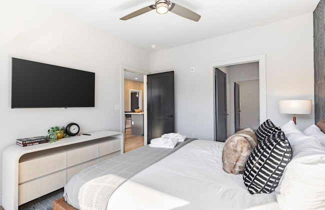 Prime Walkable Midtown Location Pool Gym Outlaw s Den by Avantstay - Foto 16