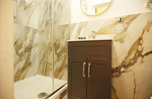 Gloucester Rd By N And N Stays, Newly Refurbed 6 Bed all ensuite house by N And N Stays Ltd, Perfect for contractors and Corporate stays, Close to YTL Arena Site, Pvt Parking for Vans and and work vehicles, Wifi - Foto 43