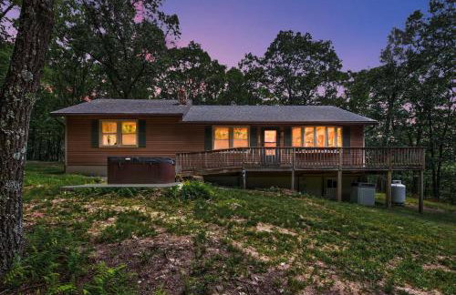 20 acres w Private Pavilion, Fireplace & Fire Pit - Foto 35