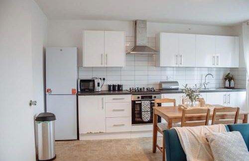 Spacious & Modern 8-Bed Home - Sleeps 13 - Parking - Foto 48