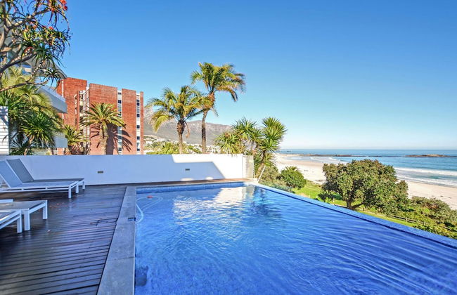 Villa Bleu Blanc in Camps Bay With Pool and Views - Foto 26