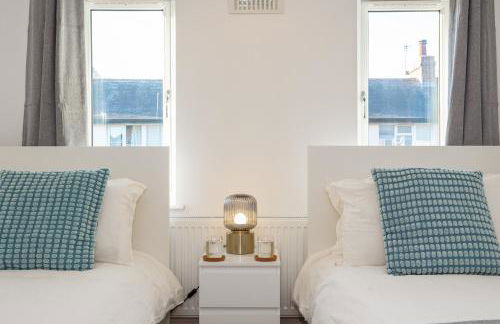 Doctors Lane- Modern 3 Bedroom Contractor Family House With Parking - Photo 16