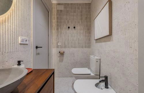 NEW Refurbished Modern Apartment - Photo 23