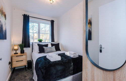 NEW!- GORTON PLACE By Greenstay Serviced Accommodation - 4 Bed 3 Bath House In Manchester - FREE Parking - FAST 250 Mbps Wi-Fi - Ideal for Contractors, Business Travellers & Relocations - Close to City Centre, Airport, Etihad Stadium - LONG STAYS WELCOME - Foto 6