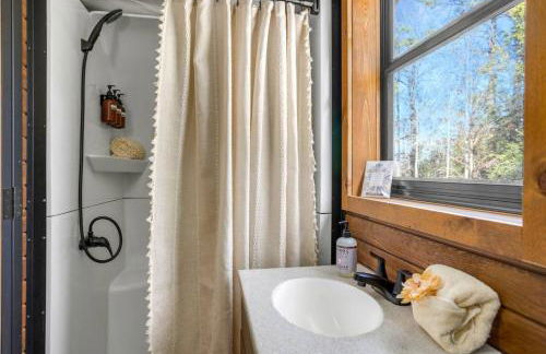 Secluded Luxury Wagon with Pond, King Bed, Full Bath, Patio - Foto 7