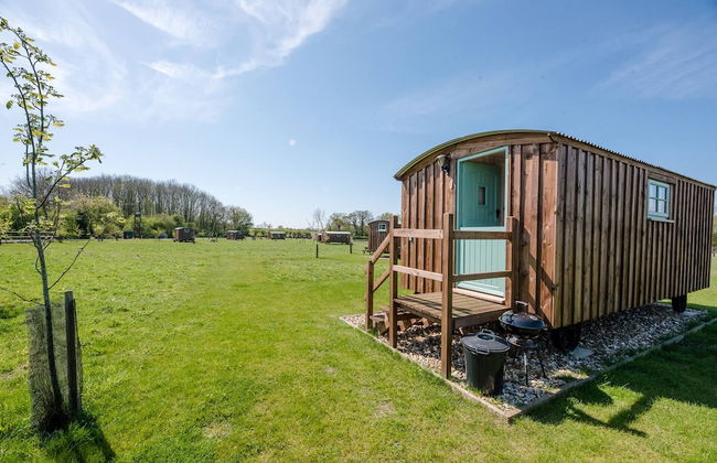 Honeysuckle Farm Hut 5 - Suffolk Farm Holidays - Foto 1