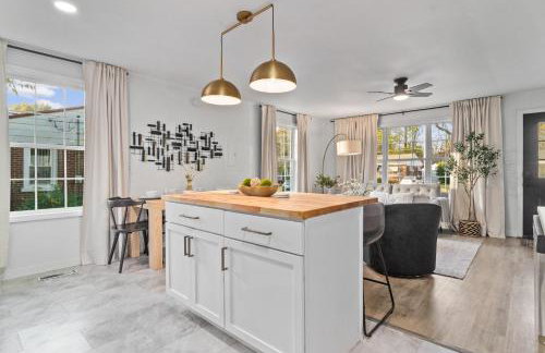 Game Room and Huge Yard with Fire Pit Yard Games and BBQ Near UE and Downtown - Foto 11