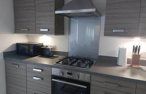 Beautiful 4-Bedroom House with Private Garden & Parking - Foto 35