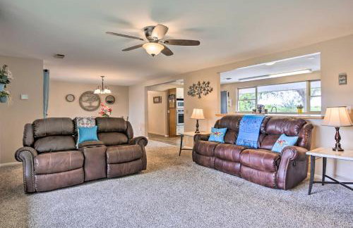 Riverfront Family Home Yard, Orchard, Dock! - Foto 3