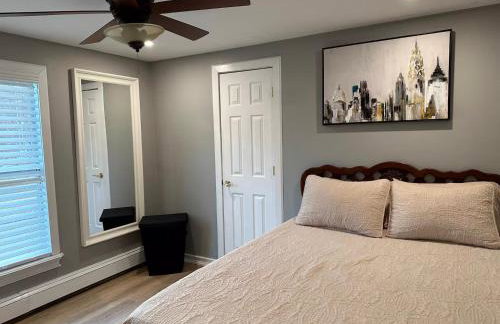Stylish 3 BR Entire Home NearTown & Beach with Pool Table & King Bed - Foto 13