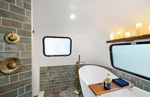 Airstream w Bathtub, River, & Hot Tub - Foto 23