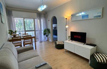 2BR Estoril Apartment - Near Estoril Beach & Cascais - Sleeps 4 - Foto 1