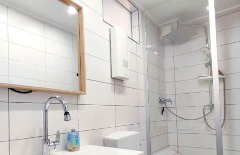 Flair Apartments 'FACHWERK & FLAIR' - Altstadt-Apartment 78 qm für Urlaub oder Geschäftsreise, Innenstadtlage, ruhig, modern, 900 m Bahnhof, 24 Std Check-in, WLAN, Streaming, Küche, Regendusche, 2 x Doppelbett, direkt am neuen Markt in der Altstadt - Foto 16