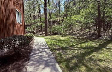 The Canopy 4BR Forest Escape Spa, Sip, and Unwind - Foto 37