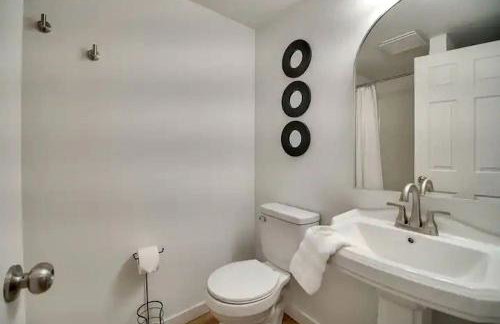 Cozy Studio Retreat with Scenic 5-Acre Views, Near City Lake & Cherokee Casino in Gentry, Arkansas - Foto 10