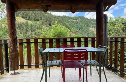 Gite LES SOURCES, 9 pers, 11 couchages - Arlempdes, classé un des plus beaux villages de France - Foto 2