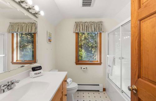 Spacious Home with Direct Pond Access! - Foto 25