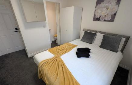 Large Modern House With Private Parking - Photo 142