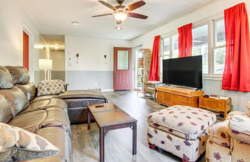 1 Mi to Pisgah Natl Forest Wooded Haven with Deck - Foto 3