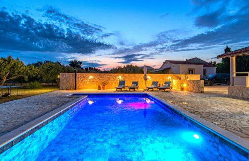 Holiday House Paula sa privatnim grijanim bazenom na mirnoj lokacija blizu mora - Foto 47