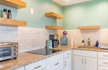 Sunny Side Island Retreat by Avantstay Backyard - Photo 52