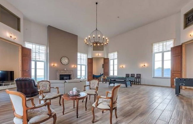 Elegant Hillside Mansion - Photo 15