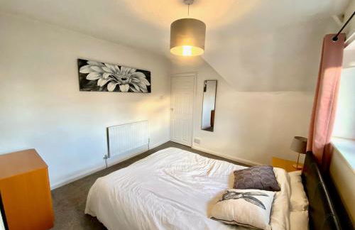 Spacious 3BR Home with Garden and Parking - Photo 9