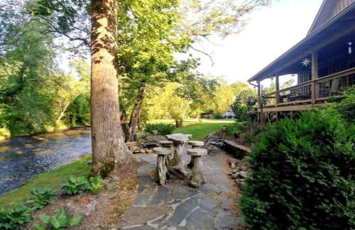 Water's Edge, Covered Porch, Deep Creek as your Backyard Haven, Hot Tub, Pool Table, Fire Pit, Close to Town & Entrance to National Park - Foto 9
