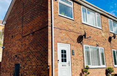 3BR, Sleeps 5, Free Parking, Fast WiFi, Near M62 & Leeds - Foto 6