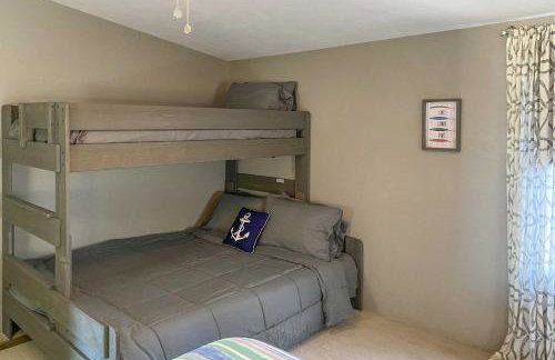 Lakefront Retreat with Pier, Bar Hut and Fireplace! - Foto 25