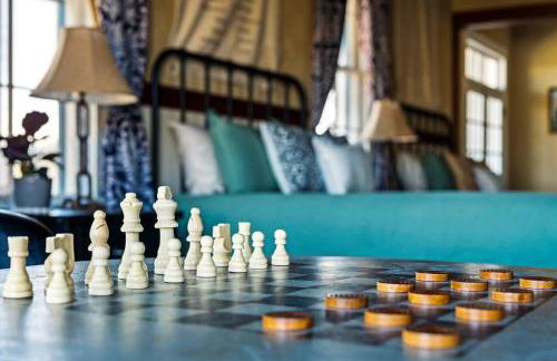 Kingsby Farmhouse - 1BR with 2 Queens & Mountain Views - Photo 17