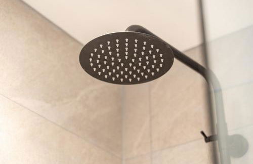 Luxury 2 Bed Apartment, with a balcony city & canal view in Manchester City Centre! - Foto 25