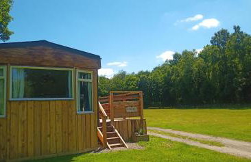 Postwood Gardens Balmoral Country Cabin - Photo 8