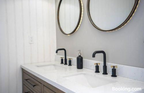 AC 6BR2BA Quiet Island House Near Casinos - Foto 24