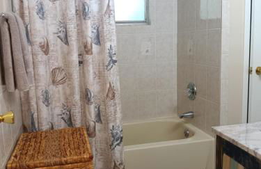 Comfortable Stay- Fully Stocked Home & Coffee Bar- All Essentials Provided - Photo 43