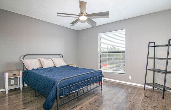 Midland Condo With Pool - Photo 8