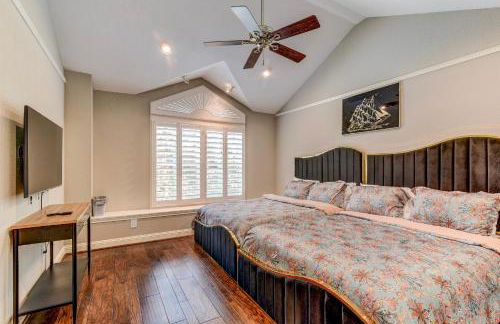 The San Bernard River waterfront provides private access to a spa, boat ramp, and jet skiing - Photo 11