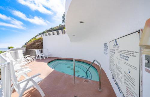 10-Star Property! Premium Ocean Views, Immaculate Corner Condo with Fireplace, New Golf Cart - Foto 50