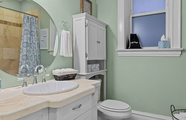 Lovely Historic Home in St Louis - JZ Vacation Rentals - Photo 13