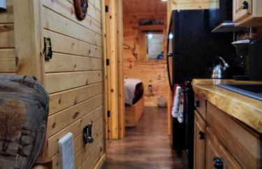 Knotty Shack- Unique Tiny Log Cabin with Hot Tub - Foto 7