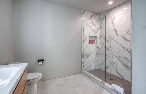 6BR Lakefront Private Dock & Bonfire Sleeps 12 - Foto 38