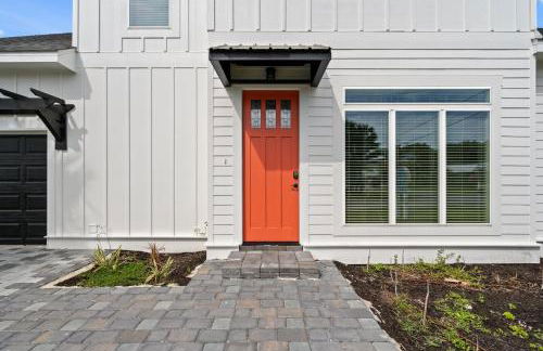 Brand NEW Expansive Coastal Home w/ Custom Furnishings Sleeps 15 - Photo 28