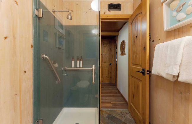 Lakefront Haven by Avantstay Minutes to Ski Resorts Private Dock - Photo 25