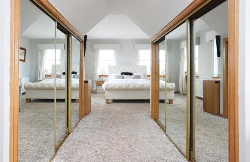 JOIVY Greenknowes Estate with Hot Tub and Bar - Farmhouse and Lodge - Photo 53