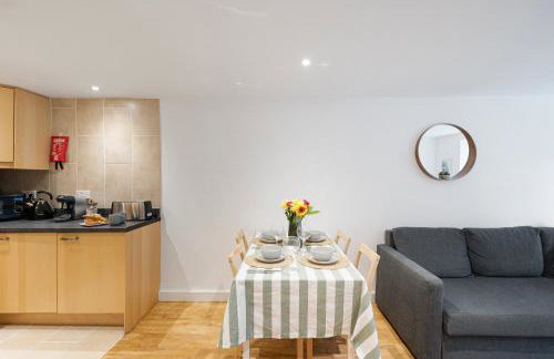 Central Apt-2Bed 2Bath-AC unit-By FabAccommodation - Foto 23