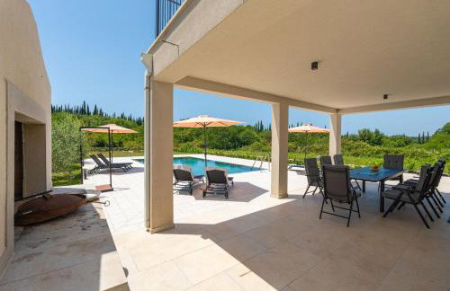 Green & Blue Five Bedroom Villa with Private Pool and Complete Privacy - Photo 59