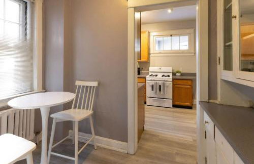 Hyde Park Comfort with Office Near Everything - Photo 12